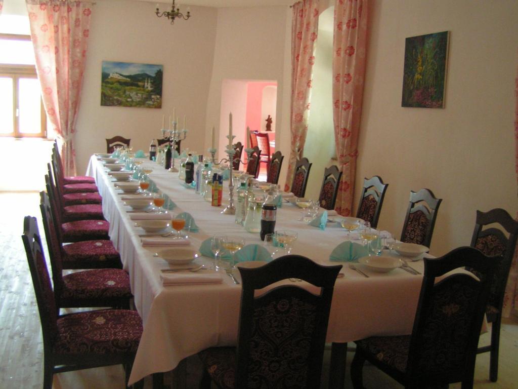 Hotel Kastiel Biela Dama A Cierny Rytier Krompachy Exterior foto