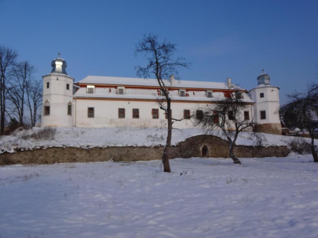 Hotel Kastiel Biela Dama A Cierny Rytier Krompachy Exterior foto